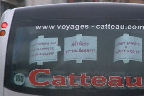 Des slogans favorables au mariage homosexuel dans le car au départ de Lille ce dimanche matin.