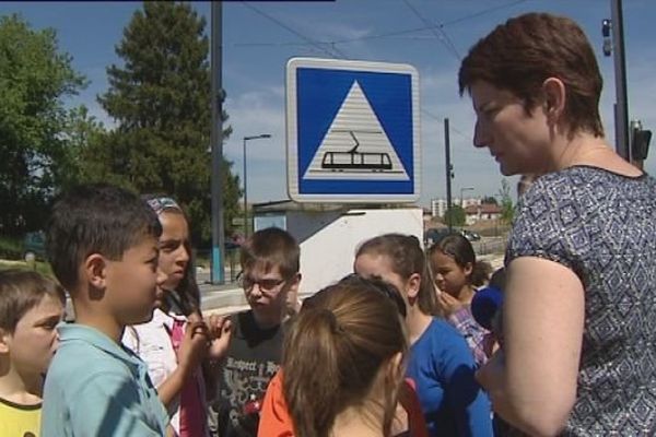 En attendant le tram, les enfants révisent le code la route 