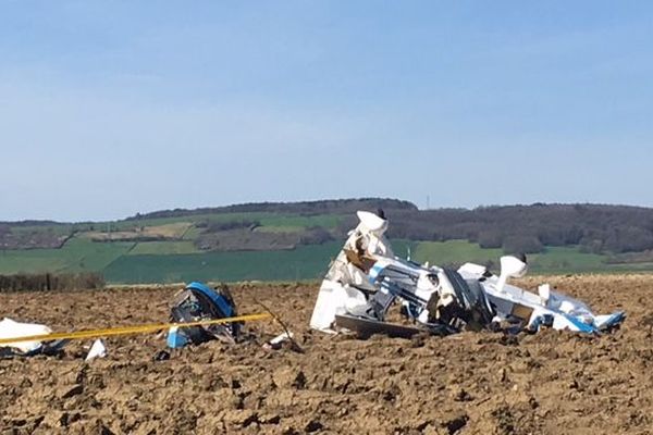 L'avion s'est écrasé dans un champ labouré, en bout de piste de l'aérodrome