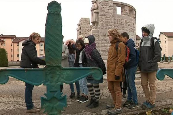 Les élèves du collège André Malraux au monument aux Morts de Pontarlier 