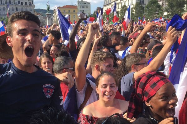 Dimanche 15 juillet 2018 : la France a décroché sa deuxième étoile. Ambiance festive dans tout le pays, comme ici à Clermont-Ferrand.