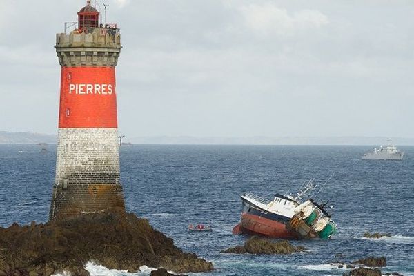 Chalutier Célacante échoué près du phare des Pierres Noires