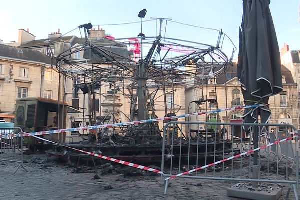 Le carrousel thème "Gustave Eiffel" était installé sur la place depuis la fin des années 1970.