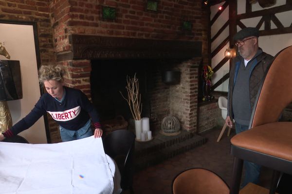 Chantal Charlet et Artur Rosario veillent aux derniers préparatifs avant la réouverture du restaurant L'Étoile du jour, à Abbeville.