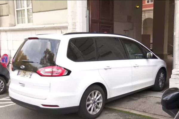 Nordahl Lelandais est arrivé au palais de justice de Chambéry à bord d'une voiture banalisée peu avant 9h30 pour être entendu une nouvelle fois dans le cadre de l'enquête sur la mort du caporal Arthur Noyer.