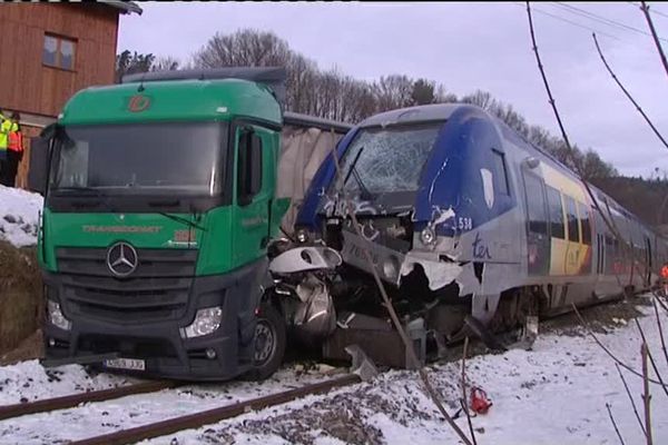 La motrice du TER est très endommagée.