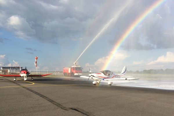 Comme le veut la tradition, le nouvel avion a été baptisé par les pompiers.