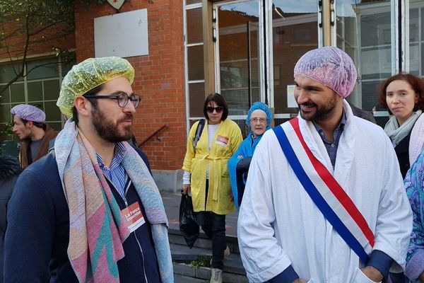 Le député LFI Ugo Bernalicis s'est joint au mouvement avec d'autres personnes issues des milieux associatifs.