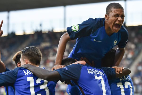 Les joueurs de l'équipe célèbrent leur victoire 4 buts à 0 face à l'Italie en finale du championnat d'Europe à Sinsheim en Allemagne, le 24 juillet 2016.