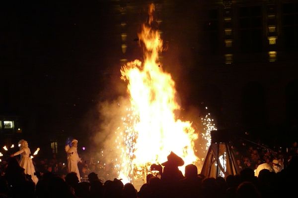 Le bonhomme carnaval brûlé à la fin de l'édition 2012