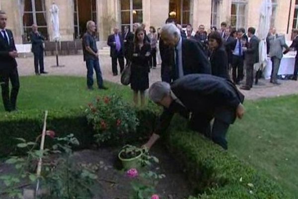 Deux rosiers ont été plantés au Ministère du travail pour symboliser le décès des deux inspecteurs du travail dans l'exercice de leurs fonctions.