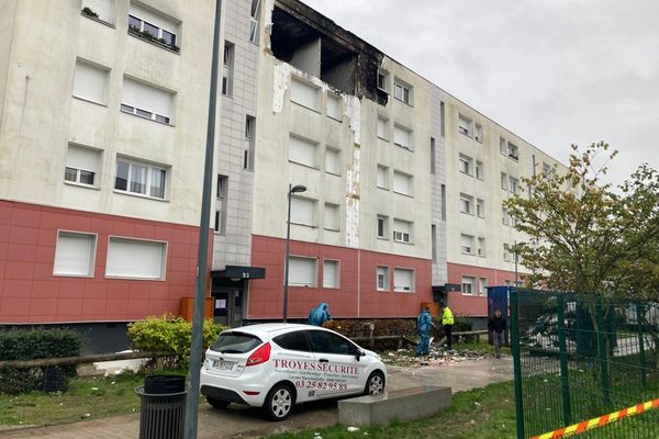 Au lendemain de l'incendie, un trou béant dans la façade.