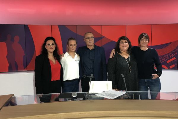 De gauche à droite Natacha Bercovici, Victorie Gilman, Pascal Cagnato,  Audrey et Jeanne Mathieu