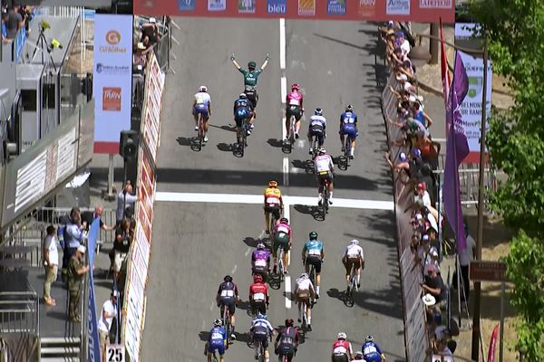 Les bras vers le ciel, Roger Adria Oliveras célèbre sa victoire sur la deuxième étape de La Route d'Occitanie.