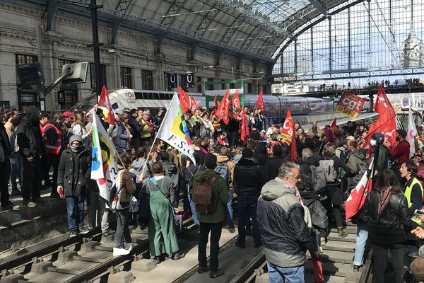 Une centaine de manifestants ont occupé les voies pendant plus d'une demi-heure.