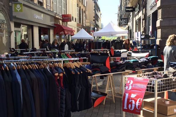 Les commerçants du centre historique de Clermont-Ferrand déballent et déstockent jusqu'au 8 avril