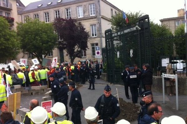 Après les opérations escargot de la matinée, les artisans du bâtiment se sont rassemblés devant la préfecture de Laon.