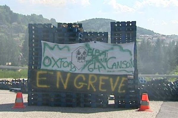 Les 64 salariés de l'usine Elba (groupe Hamelin) bloquent l'entrée du site de La Monnerie-le-Montel (Puy-de-Dôme) alors que la direction a annoncé sa prochaine fermeture.