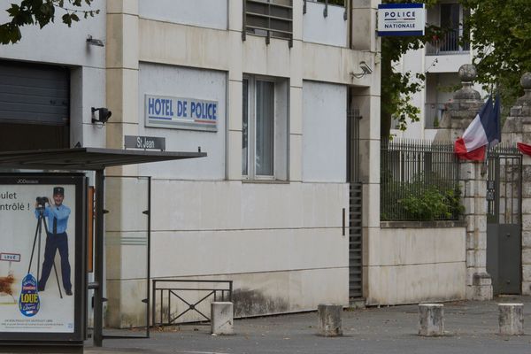 La dernière affiche pour les poulets de Loué juste devant le commissariat de Blois (41)