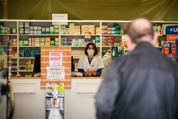 Une pharmacie après le confinement le 17 mars. 