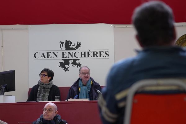 Des objets nazis mis en vente aux enchères à Caen, samedi 23 novembre 2024, suscitent la controverse.