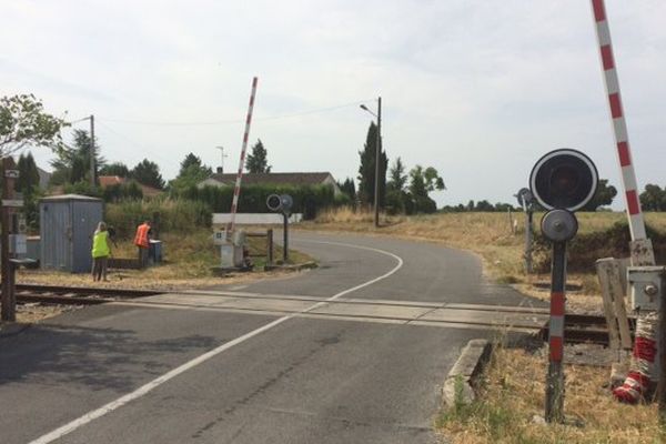 Le passage à niveau situé sur la RD 49 à la sortie de Gensac-La-Pallue