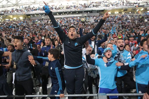 Des supporteurs en liesse en tribune Ganay au stade Orange Vélodrome à Marseille pour la demi-finale de la Ligue Europa opposant Salzbourg à l'Olympique de Marseille à Salzbourg. 