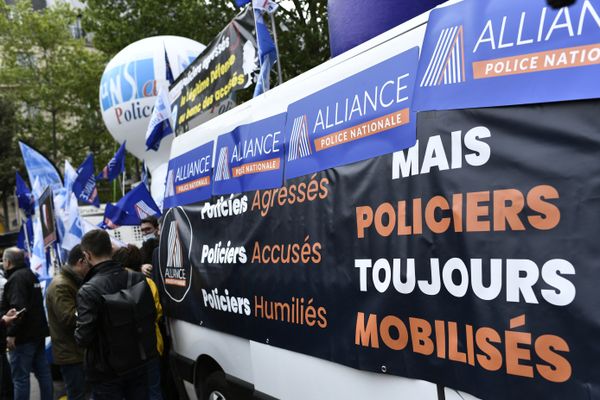 Les syndicats policiers protestent contre la mise en examen de leur collègue pour "homicide volontaire"