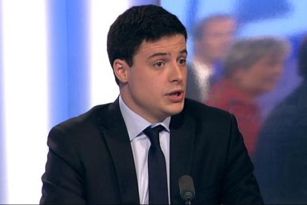 Maxime Thiébaut, tête de liste "Debout la France", sur le plateau de France 3 Bourgogne, le dimanche 13 décembre