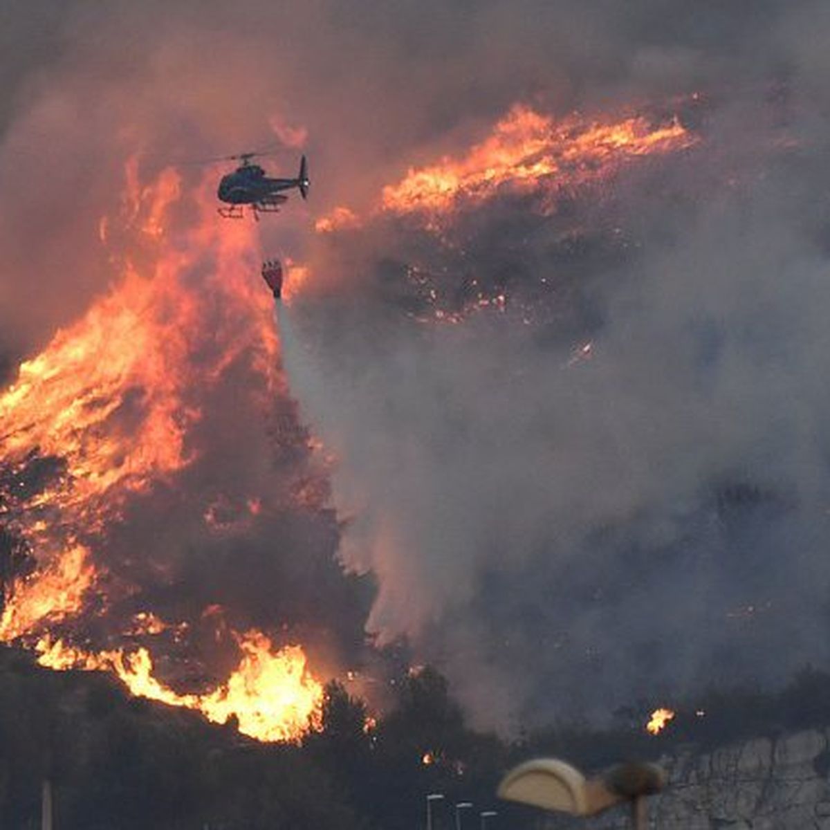 Incendie Dans Les Bouches Du Rhone Une Situation Extremement Compliquee