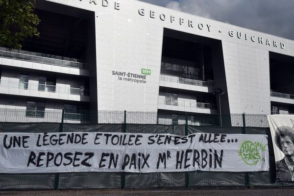 Une banderole rend hommage à R. Herbin devant Geoffroy-Guichard. 