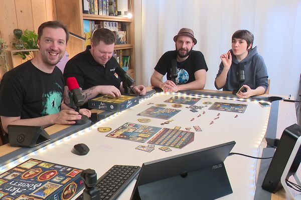 Martin Widberg (à gauche), Sylvain (chapeau sur la tête) et Pénélope (à droite), en plein live Twitch.