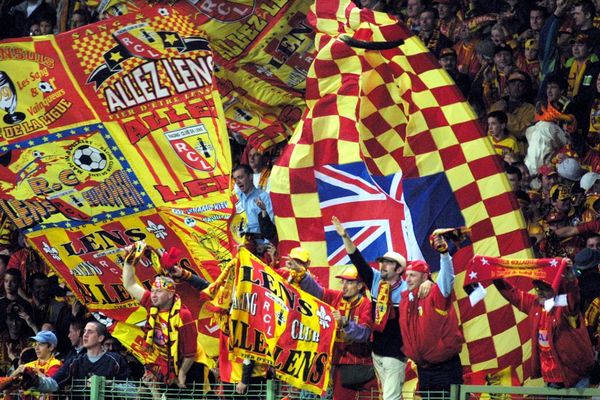 Ambiance dans le kop lensois. Ici en 2001, lors d'un but contre Sochaux.