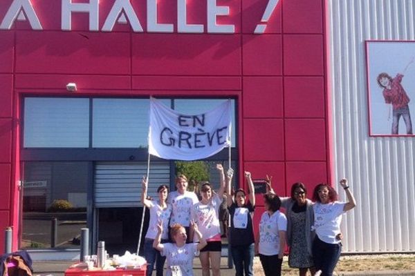 Les salariés de La Halle de Châteaudun en grève, ce mercredi, premier jour des soldes. 