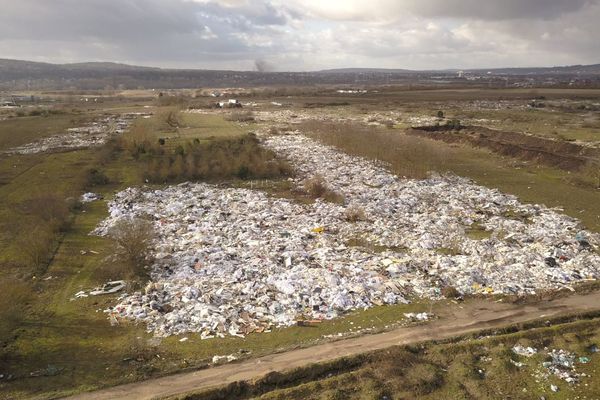 5000 tonnes d'ordures amoncelées, cinq hectares de détritus... La décharge sauvage sur la plaine de Chanteloup s'étale sur l'équivalent de sept terrains de football.