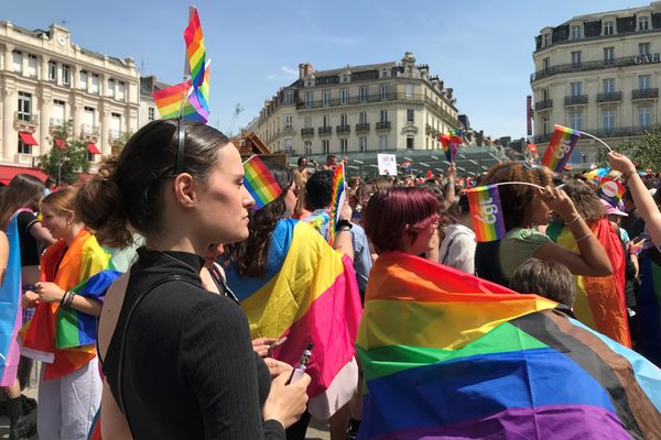 Angers : la foule place du Ralliement pour la Pride 2022 dédiée à la transidentité