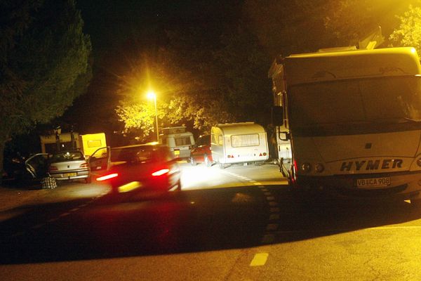 Des camping-cars sur une aire d'autoroute - archives.