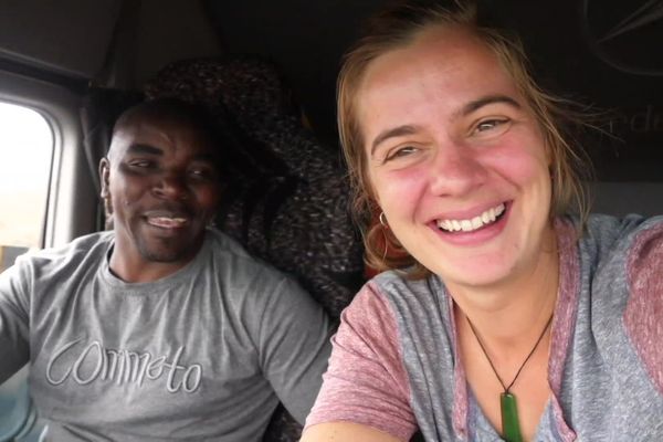 L'Orléanaise sur les routes du Kenya avec un sympathique chauffeur.