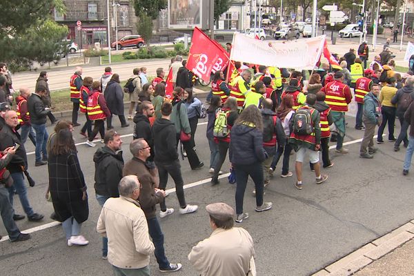 La manifestation du jeudi 29 septembre a rassemblé près de 2 000 personnes dans les rues de Clermont-Ferrand.