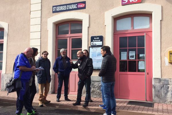 Cheminots et usagers de la SNCF se sont rassemblés pour discuter des problèmes de trafic qui surviennent même hors jours de grève sur les petites lignes de Haute-Loire.