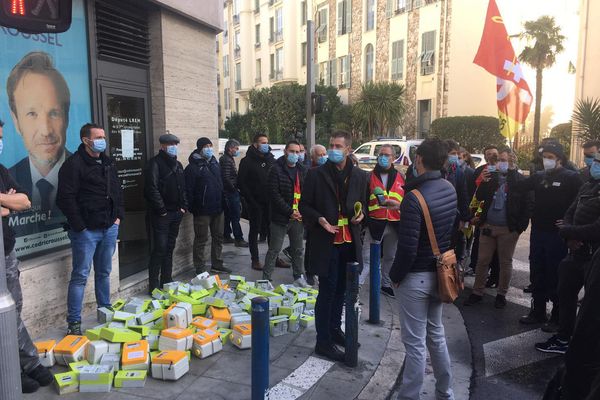 Ils étaient une vingtaine de représentants du secteur de l'énergie à protester contre la réforme d'EDF devant le local du député LREM Cédric Roussel à Nice. 