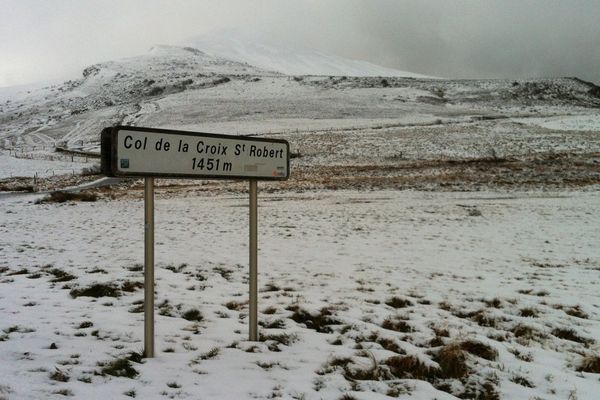 Il n'y a pas encore de quoi chausser les skis, mais la neige est déjà présente dans le Sancy...