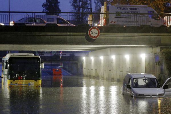 Une voiture abandonnée en plein milieu de la chaussée inondée à Nice, ce jeudi.