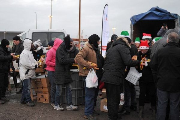 Le Secours populaire et l'association Salam ont distribué de la nourriture aux migrants mardi 23 décembre. 