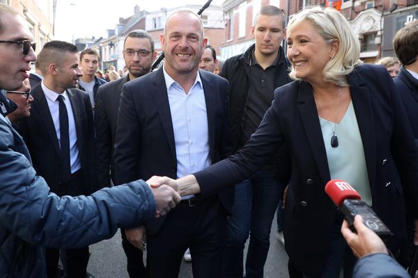 Marine Le Pen et Steeve Briois, le 8 septembre sur le marché d'Hénin-Beaumont (Pas-dse-Calais).