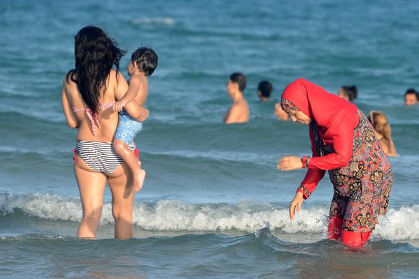 Femme se baignant en burkini sur une plage du Maroc, en 216