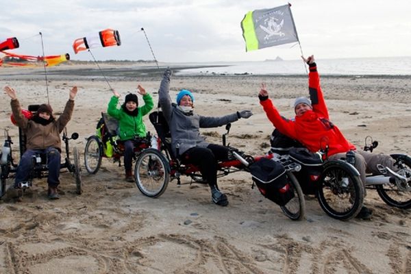 La Bentrider Fameuhly au grand complet dans la Baie du Mont Saint Michel d'où ils partiront en oût prochain pour un périple de 9000 km à travers l'Europe.