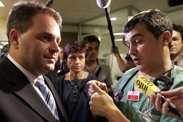 Le ministre de la Santé Xavier Bertrand discute avec le docteur Patrick Pelloux, président de l'Association des médecins urgentistes hospitaliers de France (Amuhf) et acteur majeur de la crise de la canicule...