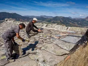 Au pied des monts du Cantal, la restauration d'un toit en lauze.