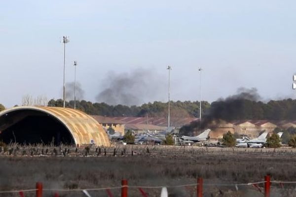 De la fumée s'échappe de l'aéroport militaire de Los Llanos (Espagne), lundi 26 janvier. Dix personnes sont mortes dans le crash d'un avion, juste après son décollage.